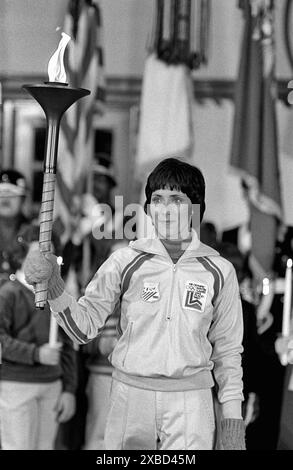 Die erste olympische Fackelträgerin Sandy Norris, nach ihrem Staffel, steht bei der Flammenankampfzeremonie auf dem Spiel. Die Flamme, die erstmals in Olympia, Griechenland, entzündet wurde, wird in einer Serie von 52 Fackelträgern in einem 1.000 Meilen langen Staffellauf von der Basis zum Lake Placid, New York, getragen, um die XIII. Olympischen Winterspiele zu eröffnen Stockfoto