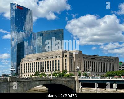 Die historische United States Post Office-Main Branch befindet sich vor dem FMC Tower und dem Evo CIRA Centre South in West Philadelphia. Stockfoto