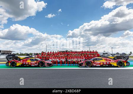 Le Mans, Frankreich, 11. Juni 2024Ferrari offizielle Teampicture Hypercar (#50 Ferrari AF Corse (ITA) Ferrari 499P (HY) - Antonio Fuoco (ITA) / Miguel Molina (ESP) / Nicklas Nielsen (DNK) - #51 Ferrari AF Corse (ITA) Ferrari 499P (HY) - Alessandro Pier Guidi (ITA) / James Calado (GBR) / Antonio Giovinazzi (ITA)))))) während der 92. Ausgabe des Le Mans 24 Stunden, 4. Runde der FIA WEC 2024 World Endurance Championship, Ambiance Circuit, Circuit des 24H du Mans, 11. Juni 2024 in Le Mans, Frankreich. Foto Kristof Vermeulen/MPS Agentur Credit MPS Agentur/Alamy Live News Stockfoto