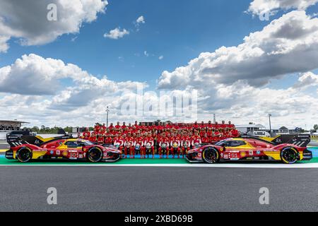 Le Mans, Frankreich, 11. Juni 2024Ferrari offizielle Teampicture Hypercar (#50 Ferrari AF Corse (ITA) Ferrari 499P (HY) - Antonio Fuoco (ITA) / Miguel Molina (ESP) / Nicklas Nielsen (DNK) - #51 Ferrari AF Corse (ITA) Ferrari 499P (HY) - Alessandro Pier Guidi (ITA) / James Calado (GBR) / Antonio Giovinazzi (ITA)))))) während der 92. Ausgabe des Le Mans 24 Stunden, 4. Runde der FIA WEC 2024 World Endurance Championship, Ambiance Circuit, Circuit des 24H du Mans, 11. Juni 2024 in Le Mans, Frankreich. Foto Kristof Vermeulen/MPS Agentur Credit MPS Agentur/Alamy Live News Stockfoto