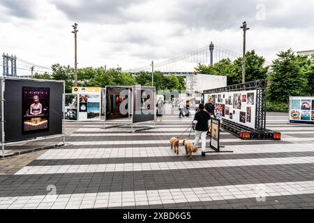 Fotoausstellung im Brooklyn Bridge Park in New York City. Stockfoto