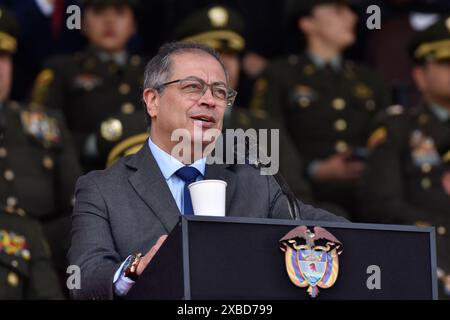 Bogota, Kolumbien. Juni 2024. Der kolumbianische Präsident Gustavo Petro nimmt am 31. Mai 2024 an der Zeremonie der Beförderung von Polizeikadetten in der General Santander Police Academy in Bogota, Kolumbien, Teil. Foto: Cristian Bayona/Long Visual Press Credit: Long Visual Press/Alamy Live News Stockfoto