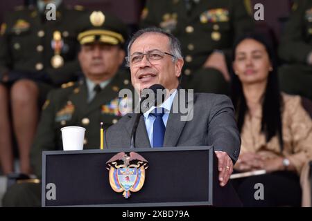 Bogota, Kolumbien. Juni 2024. Der kolumbianische Präsident Gustavo Petro nimmt am 31. Mai 2024 an der Zeremonie der Beförderung von Polizeikadetten in der General Santander Police Academy in Bogota, Kolumbien, Teil. Foto: Cristian Bayona/Long Visual Press Credit: Long Visual Press/Alamy Live News Stockfoto