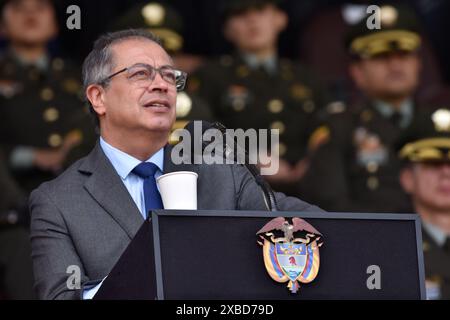 Bogota, Kolumbien. Juni 2024. Der kolumbianische Präsident Gustavo Petro nimmt am 31. Mai 2024 an der Zeremonie der Beförderung von Polizeikadetten in der General Santander Police Academy in Bogota, Kolumbien, Teil. Foto: Cristian Bayona/Long Visual Press Credit: Long Visual Press/Alamy Live News Stockfoto