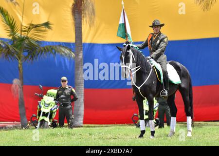 Bogota, Kolumbien. Juni 2024. Die kolumbianischen Polizeikadetten nehmen an ihrer Beförderungszeremonie an der General Santander Police Academy in Bogota Teil, Kolumbien, 31. Mai 2024. Foto: Cristian Bayona/Long Visual Press Credit: Long Visual Press/Alamy Live News Stockfoto