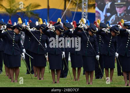 Bogota, Kolumbien. Juni 2024. Die kolumbianischen Polizeikadetten nehmen an ihrer Beförderungszeremonie an der General Santander Police Academy in Bogota Teil, Kolumbien, 31. Mai 2024. Foto: Cristian Bayona/Long Visual Press Credit: Long Visual Press/Alamy Live News Stockfoto