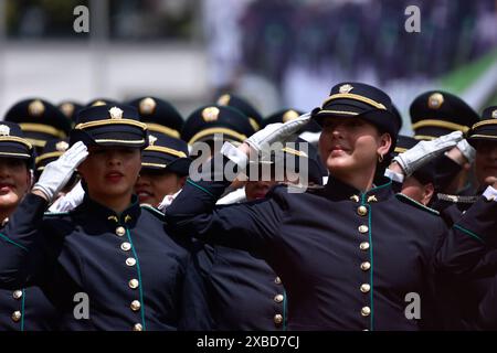 Bogota, Kolumbien. Juni 2024. Die kolumbianischen Polizeikadetten nehmen an ihrer Beförderungszeremonie an der General Santander Police Academy in Bogota Teil, Kolumbien, 31. Mai 2024. Foto: Cristian Bayona/Long Visual Press Credit: Long Visual Press/Alamy Live News Stockfoto