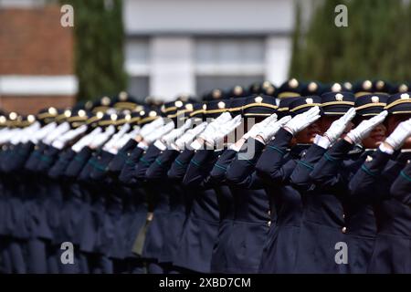 Bogota, Kolumbien. Juni 2024. Die kolumbianischen Polizeikadetten nehmen an ihrer Beförderungszeremonie an der General Santander Police Academy in Bogota Teil, Kolumbien, 31. Mai 2024. Foto: Cristian Bayona/Long Visual Press Credit: Long Visual Press/Alamy Live News Stockfoto