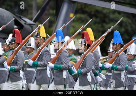 Bogota, Kolumbien. Juni 2024. Die kolumbianischen Polizeikadetten nehmen an ihrer Beförderungszeremonie an der General Santander Police Academy in Bogota Teil, Kolumbien, 31. Mai 2024. Foto: Cristian Bayona/Long Visual Press Credit: Long Visual Press/Alamy Live News Stockfoto