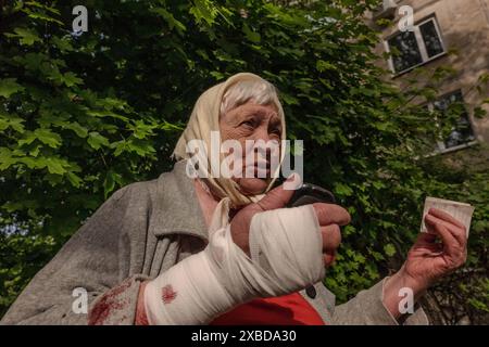 Charkiv, Ukraine. Mai 2024. Eine ältere Frau hält ihren verletzten Arm hoch, während sie mit den Medien sprach, nachdem eine russische Rakete ein Wohngebäude in Charkiw beschädigt hatte. Russische Truppen setzen ihre Offensive im Norden der Ukraine fort. (Credit Image: © Svet Jacqueline/ZUMA Press Wire) NUR REDAKTIONELLE VERWENDUNG! Nicht für kommerzielle ZWECKE! Stockfoto