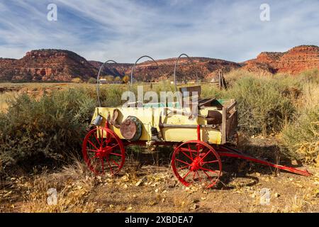 Vintage Wild West Horse Drawn Pioneer Wagon Wheel Cart Relic Model. Amerikanischer Südwesten Western Prairie Hintergrund, Little Hollywood Museum Utah USA Stockfoto