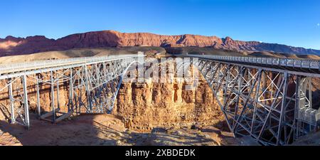 Historische Fußgängerzone Neue Auto Navajo Twin Steel Arch Bridge Panorama. Marmor Canyon Colorado River Glen Canyon Erholungsgebiet Lees Ferry Arizona USA Stockfoto