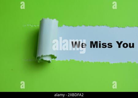 Concept of We Miss You Text in zerrissenem Papier. Stockfoto