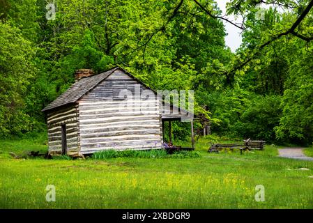 Häuser, die in den 1890er Jahren am Blue Ridge Parkway gebaut wurden, befinden sich im Humpback Rocks Visitor Center in Virginia. Stockfoto