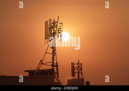 Zwei Antennen auf einem Dach neben der Sonne Stockfoto