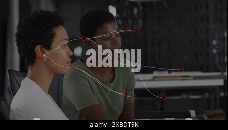 Bild von einem Netzwerk von Verbindungen über verschiedene Geschäftsfrauen, die im Büro sprechen Stockfoto