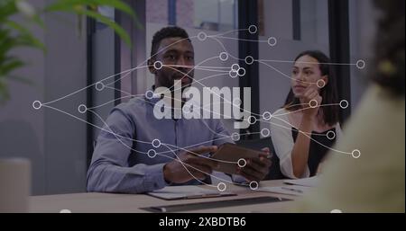 Bild von einem Netzwerk von Verbindungen über lächelnde Geschäftskollegen bei Besprechungen im Büro Stockfoto