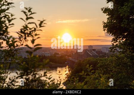 Ottawa, Kanada - 4. Juni 2024: Ottawa River und Gatineau City of Quebec in Kanada bei Sonnenuntergang. Alexandra Bridge Stockfoto