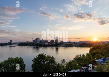 Ottawa, Kanada - 4. Juni 2024: Ottawa River und Gatineau City of Quebec in Kanada bei Sonnenuntergang Stockfoto