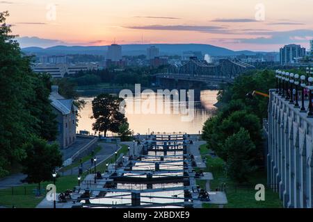 Ottawa, Kanada - 4. Juni 2024: Rideau-Kanalschleusen in Ottawa, Kanada. Blick auf Ottawa River, Alexandra Bridge und Gatineau Stadt Quebec bei Sonnenuntergang Stockfoto