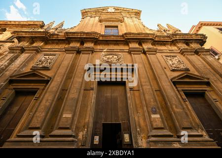 Malerischer Außenblick auf die barocken-Manneristen Chiesa di Santa Ninfa dei Crociferi, ein historisches religiöses Wahrzeichen auf der Via Maqueda in Palermo Sizilien Stockfoto