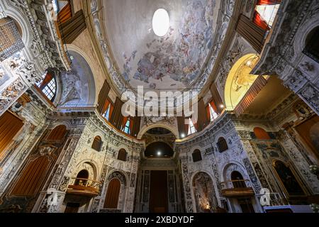 Palermo, Sizilien, Italien - 29. August 2023: Die Fassade der Heiligen Erlöserkirche mit Blick auf den Corso Vittorio Emanuele im Zentrum von Palermo, Italien. Stockfoto