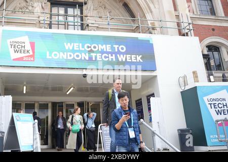 London, Großbritannien. Juni 2024. Die Leute verlassen den Veranstaltungsort der London Tech Week 2024 in London, Großbritannien, 10. Juni 2024. Führungskräfte aus der Wirtschaft, die an der laufenden Londoner Tech Week 2024 teilnahmen, haben ihr Engagement für eine verstärkte Zusammenarbeit im Bereich Technologie bekräftigt. Die Veranstaltung findet vom 10. Bis 14. Juni statt. Als größte Tech-Veranstaltung in Europa hat sie über 25.000 Teilnehmer aus mehr als 140 Ländern angeregt. PASSEND ZU „UK-China Tech Business Boost Cooperation at London Tech Week“ Credit: Zheng Bofei/Xinhua/Alamy Live News Stockfoto