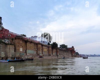 Boote, gats und Menschen am Ganges Flussufer in Varanasi, Indien Stockfoto