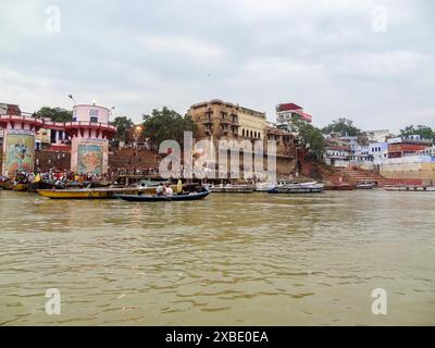 Boote, gats und Menschen am Ganges Flussufer in Varanasi, Indien Stockfoto