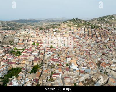 Luftaufnahme der Stadt Favara in der Provinz Agrigento, Sizilien, Italien. Stockfoto