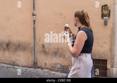 Rom, Italien. Juni 2024. Mädchen essen Eis vor dem Palazzo Montecitorio in Rom (Foto: Matteo Nardone/Pacific Press/SIPA USA) Credit: SIPA USA/Alamy Live News Stockfoto