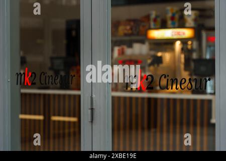 Sevilla, Spanien. 8. Februar 2024 - Nahaufnahme der Glastür mit Logo im Kino mk2 in Nervion Plaza Stockfoto