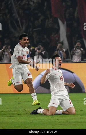 Jakarta, Indonesien. Juni 2024. Thom Haye (R) aus Indonesien feiert das Tore beim Gruppenspiel der Qualifikation zur FIFA Fussball-Weltmeisterschaft 2026 zwischen Indonesien und den Philippinen in Jakarta, Indonesien, 11. Juni 2024. Quelle: Agung Kuncahya B./Xinhua/Alamy Live News Stockfoto