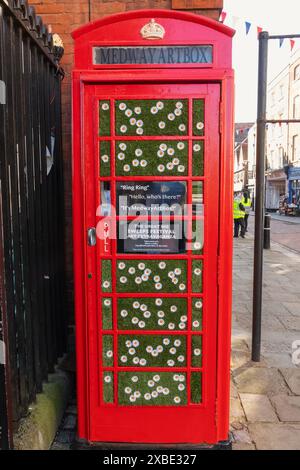 England, Kent, Rochester, Medway Artbox, Eine umgebaute traditionelle rote Telefonbox Stockfoto