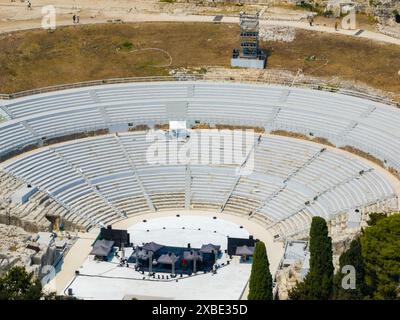 Das griechische Theater von Syrakus liegt am Südhang des Temeniten-Hügels mit Blick auf die moderne Stadt Syrakus im Südosten Siziliens. Es war fi Stockfoto