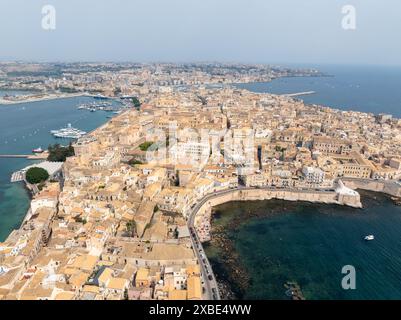 Syrakus, Sizilien, Italien - 24. August 2023: Ein kleiner Strand an der „Spiaggia di Cala Rossa“ auf der Ostseite von Ortigia in Syrakus, Sizilien, Italien Stockfoto