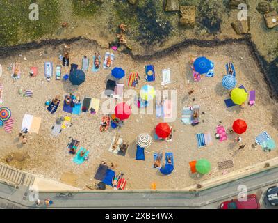 Syrakus, Sizilien, Italien - 24. August 2023: Ein kleiner Strand an der „Spiaggia di Cala Rossa“ auf der Ostseite von Ortigia in Syrakus, Sizilien, Italien Stockfoto