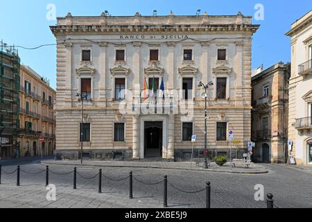 Syrakus, Italien - 24. August 2023: Banco di Sicilia auf dem Archimedes-Platz, Insel Ortygia, Stadt Syrakus, Sizilien, Italien. Stockfoto