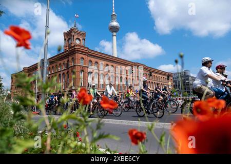 Fahrradfahrer bei der jährlichen Fahrrad-Sternfahrt des Allgemeinen Deutschen Fahrrad Clubs ADFC durch Berlin - mit der Sternfahrt unter dem Motto alle auf s Rad fordern tausende Fahrradfahrer mehr Sicherheit für Radfahrende im Straßenverkehr und einen Ausbau der Radverkehrswege. / Radfahrer bei der jährlichen Fahrradrallye des Allgemeinen Deutschen Fahrrad Clubs ADFC durch Berlin - unter dem Motto alle auf dem Fahrrad fordern Tausende von Radfahrern mehr Sicherheit im Straßenverkehr und eine Erweiterung der Radwege. Schnappschuss-Fotografie/K.M.Krause *** Radfahrer während der A Stockfoto