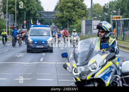 Fahrradfahrer in Berlin-Pankow bei der jährlichen Fahrrad-Sternfahrt des Allgemeinen Deutschen Fahrradclubs ADFC durch Berlin- mit der Sternfahrt unter dem Motto alle auf s Rad fordern tausende Fahrradfahrer mehr Sicherheit für Radfahrende im Straßenverkehr und einen Ausbau der Radverkehrswege. / Radfahrer in Berlin-Pankow bei der jährlichen Fahrradrallye des Allgemeinen Deutschen Fahrrad Clubs ADFC durch Berlin - unter dem Motto jeder auf dem Fahrrad fordern Tausende von Radfahrern mehr Sicherheit für Radfahrer im Straßenverkehr und einen Ausbau der Radwege. Sternfahrt der Fahrradfah Stockfoto