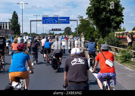 Fahrradfahrer bei der jährlichen Fahrrad-Sternfahrt des Allgemeinen Deutschen Fahrrad Clubs ADFC durch Berlin - mit der Sternfahrt unter dem Motto alle auf s Rad fordern tausende Fahrradfahrer mehr Sicherheit für Radfahrende im Straßenverkehr und einen Ausbau der Radverkehrswege. Die Radfahrer befahren auch die Berliner Stadtautobahn. / Radfahrer bei der jährlichen Fahrradrallye des Allgemeinen Deutschen Fahrrad Clubs ADFC durch Berlin - bei der Rallye unter dem Motto alle auf ihren Fahrrädern fordern Tausende von Radfahrern mehr Sicherheit im Straßenverkehr und einen Ausbau der Radwege. Stockfoto