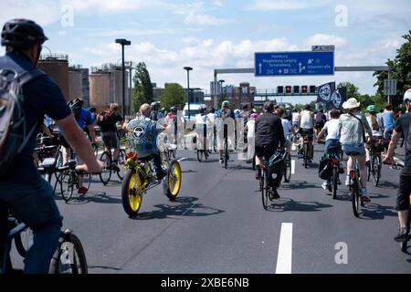 Fahrradfahrer bei der jährlichen Fahrrad-Sternfahrt des Allgemeinen Deutschen Fahrrad Clubs ADFC durch Berlin - mit der Sternfahrt unter dem Motto alle auf s Rad fordern tausende Fahrradfahrer mehr Sicherheit für Radfahrende im Straßenverkehr und einen Ausbau der Radverkehrswege. Die Radfahrer befahren auch die Berliner Stadtautobahn. / Radfahrer bei der jährlichen Fahrradrallye des Allgemeinen Deutschen Fahrrad Clubs ADFC durch Berlin - bei der Rallye unter dem Motto alle auf ihren Fahrrädern fordern Tausende von Radfahrern mehr Sicherheit im Straßenverkehr und einen Ausbau der Radwege. Stockfoto