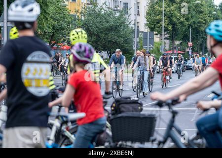 Fahrradfahrer in Berlin-Pankow bei der jährlichen Fahrrad-Sternfahrt des Allgemeinen Deutschen Fahrradclubs ADFC durch Berlin- mit der Sternfahrt unter dem Motto alle auf s Rad fordern tausende Fahrradfahrer mehr Sicherheit für Radfahrende im Straßenverkehr und einen Ausbau der Radverkehrswege. / Radfahrer in Berlin-Pankow bei der jährlichen Fahrradrallye des Allgemeinen Deutschen Fahrrad Clubs ADFC durch Berlin - unter dem Motto jeder auf dem Fahrrad fordern Tausende von Radfahrern mehr Sicherheit für Radfahrer im Straßenverkehr und einen Ausbau der Radwege. Sternfahrt der Fahrradfah Stockfoto