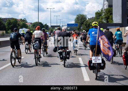 Fahrradfahrer bei der jährlichen Fahrrad-Sternfahrt des Allgemeinen Deutschen Fahrrad Clubs ADFC durch Berlin - mit der Sternfahrt unter dem Motto alle auf s Rad fordern tausende Fahrradfahrer mehr Sicherheit für Radfahrende im Straßenverkehr und einen Ausbau der Radverkehrswege. Die Radfahrer befahren auch die Berliner Stadtautobahn. / Radfahrer bei der jährlichen Fahrradrallye des Allgemeinen Deutschen Fahrrad Clubs ADFC durch Berlin - bei der Rallye unter dem Motto alle auf ihren Fahrrädern fordern Tausende von Radfahrern mehr Sicherheit im Straßenverkehr und einen Ausbau der Radwege. Stockfoto