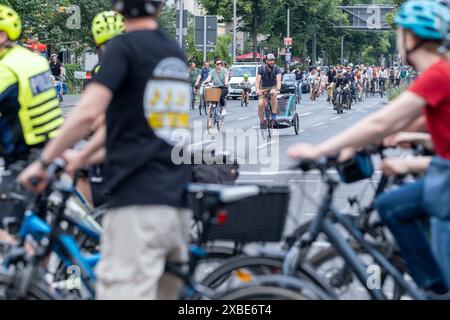 Fahrradfahrer in Berlin-Pankow bei der jährlichen Fahrrad-Sternfahrt des Allgemeinen Deutschen Fahrradclubs ADFC durch Berlin- mit der Sternfahrt unter dem Motto alle auf s Rad fordern tausende Fahrradfahrer mehr Sicherheit für Radfahrende im Straßenverkehr und einen Ausbau der Radverkehrswege. / Radfahrer in Berlin-Pankow bei der jährlichen Fahrradrallye des Allgemeinen Deutschen Fahrrad Clubs ADFC durch Berlin - unter dem Motto jeder auf dem Fahrrad fordern Tausende von Radfahrern mehr Sicherheit für Radfahrer im Straßenverkehr und einen Ausbau der Radwege. Sternfahrt der Fahrradfah Stockfoto