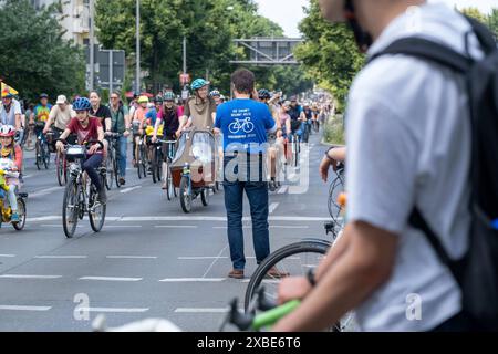 Fahrradfahrer in Berlin-Pankow bei der jährlichen Fahrrad-Sternfahrt des Allgemeinen Deutschen Fahrradclubs ADFC durch Berlin- mit der Sternfahrt unter dem Motto alle auf s Rad fordern tausende Fahrradfahrer mehr Sicherheit für Radfahrende im Straßenverkehr und einen Ausbau der Radverkehrswege. / Radfahrer in Berlin-Pankow bei der jährlichen Fahrradrallye des Allgemeinen Deutschen Fahrrad Clubs ADFC durch Berlin - unter dem Motto jeder auf dem Fahrrad fordern Tausende von Radfahrern mehr Sicherheit für Radfahrer im Straßenverkehr und einen Ausbau der Radwege. Sternfahrt der Fahrradfah Stockfoto