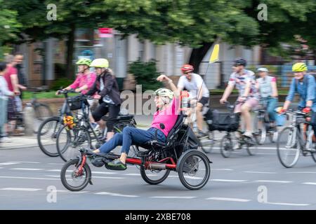 Fahrradfahrer in Berlin-Pankow bei der jährlichen Fahrrad-Sternfahrt des Allgemeinen Deutschen Fahrradclubs ADFC durch Berlin- mit der Sternfahrt unter dem Motto alle auf s Rad fordern tausende Fahrradfahrer mehr Sicherheit für Radfahrende im Straßenverkehr und einen Ausbau der Radverkehrswege. / Radfahrer in Berlin-Pankow bei der jährlichen Fahrradrallye des Allgemeinen Deutschen Fahrrad Clubs ADFC durch Berlin - unter dem Motto jeder auf dem Fahrrad fordern Tausende von Radfahrern mehr Sicherheit für Radfahrer im Straßenverkehr und einen Ausbau der Radwege. Sternfahrt der Fahrradfah Stockfoto