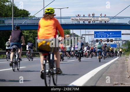 Fahrradfahrer bei der jährlichen Fahrrad-Sternfahrt des Allgemeinen Deutschen Fahrrad Clubs ADFC durch Berlin - mit der Sternfahrt unter dem Motto alle auf s Rad fordern tausende Fahrradfahrer mehr Sicherheit für Radfahrende im Straßenverkehr und einen Ausbau der Radverkehrswege. Die Radfahrer befahren auch die Berliner Stadtautobahn. / Radfahrer bei der jährlichen Fahrradrallye des Allgemeinen Deutschen Fahrrad Clubs ADFC durch Berlin - bei der Rallye unter dem Motto alle auf ihren Fahrrädern fordern Tausende von Radfahrern mehr Sicherheit im Straßenverkehr und einen Ausbau der Radwege. Stockfoto