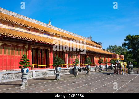 Vietnam: Thế Miếu (der Mieu) Ahnentempel, die Kaiserstadt, die Zitadelle, Hue. Der Thế Miếu, auch Thế Tổ Miếu genannt, ist ein Ahnentempel und wurde 1822–1823 auf Befehl von Kaiser Minh Mạng errichtet. Er ehrt die Kaiser der Nguyễn-Dynastie. Neun dynastische Urnen (vietnamesische cửu đỉnh 九鼎) vor dem Thế Miếu wurden ebenfalls 1822 gegossen und den ersten neun Kaisern der Nguyen gewidmet. Stockfoto