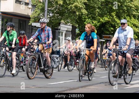 Fahrradfahrer in Berlin-Pankow bei der jährlichen Fahrrad-Sternfahrt des Allgemeinen Deutschen Fahrradclubs ADFC durch Berlin- mit der Sternfahrt unter dem Motto alle auf s Rad fordern tausende Fahrradfahrer mehr Sicherheit für Radfahrende im Straßenverkehr und einen Ausbau der Radverkehrswege. / Radfahrer in Berlin-Pankow bei der jährlichen Fahrradrallye des Allgemeinen Deutschen Fahrrad Clubs ADFC durch Berlin - unter dem Motto jeder auf dem Fahrrad fordern Tausende von Radfahrern mehr Sicherheit für Radfahrer im Straßenverkehr und einen Ausbau der Radwege. Sternfahrt der Fahrradfah Stockfoto